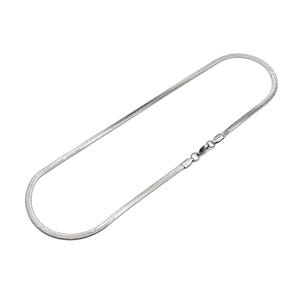 Pode incluir: Um colar de corrente de espinha de peixe em tom prateado com um design de elos planos e flexíveis com um acabamento metálico polido. O colar é preso com um pequeno fecho lagosta e duas pontas, formando um laço oval contínuo sobre um fundo liso.