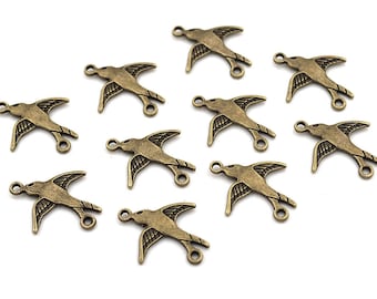 Puede incluir: Diez abalorios de pájaro de metal de color bronce antiguo con un diseño detallado. Cada abalorio tiene dos anillos de salto para sujetarlo a joyas u otras manualidades.