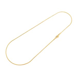 Può includere: Una delicata collana a catena color oro con un design a catena a serpente. La collana è mostrata su uno sfondo bianco. La catena è sottile e ha una chiusura.
