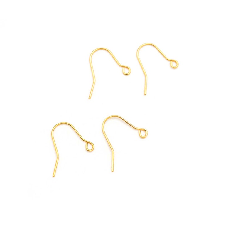K&ouml;nnte beinhalten: Vier goldfarbene Ohrhaken werden vor einem wei&szlig;en Hintergrund gezeigt. Jeder Haken hat ein gebogenes Design mit einer Schlaufe oben und einem geraden Pfosten unten. Die Haken sind gleichm&auml;&szlig;ig verteilt.