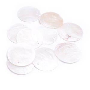 Könnte beinhalten: Zehn weiße, runde Perlmutt-Muschelscheiben mit einem Loch in der Mitte. Die Muscheln sind glatt und haben einen leichten irisierenden Glanz.