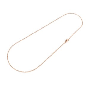 Peut inclure: Un collier en chaîne métallique de couleur or rose composé d'une série de petits maillons ovales uniformes reliés en une boucle continue. Le collier comprend un petit fermoir mousqueton fonctionnel pour attacher la chaîne autour du cou.