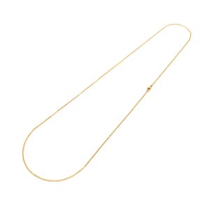 Peut inclure: Un long collier chaîne doré et fin au design délicat composé de maillons ovales. Le collier est constitué de petits maillons métalliques uniformes reliés en une boucle continue, et il est terminé par un petit fermoir métallique sécurisé.