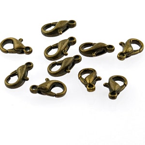 Può includere: Dieci chiusure a moschettone in metallo color oro antico. Queste chiusure sono perfette per la creazione di gioielli, aggiungendo un tocco di stile vintage a collane, braccialetti e altri accessori.