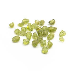 1,198.00 EUR/kg Natural peridot nuggets – 5–8 x 5 mm | 5 g Gemstone beads with 1 mm threading hole
