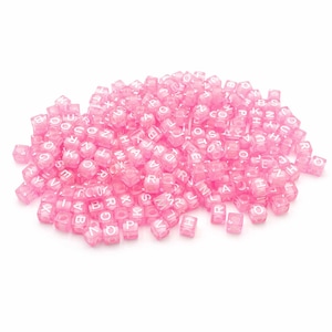 0,01 EUR/ud. Vintageparts Cuentas de letras para manualidades, cubos de acrílico en rosa, 250 piezas