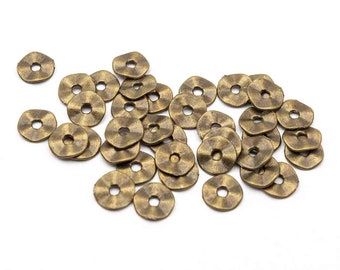 0.06 EUR/pc. 40 delicate wavy discs in antique bronze, 7 mm