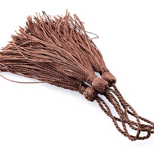 4 pompons bruns en fil de perle