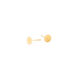 Peut inclure: Deux boucles d'oreilles dorées, composées d'un disque plat et circulaire et d'une tige fine. Les boucles d'oreilles sont présentées sur un fond blanc, soulignant leur design simple. Idéales pour un usage quotidien.