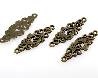 Puede incluir: Cuatro adornos decorativos de metal de color dorado antiguo con un diseño floral. Cada adorno tiene dos agujeros para sujetarlo a un proyecto.