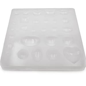 Op de afbeelding: Een heldere, rechthoekige siliconen mal met verschillende vormen, waaronder harten, ovalen en cirkels. De mal is ontworpen voor het maken van hars of andere kleine decoratieve items. De vormen zijn van verschillende groottes.