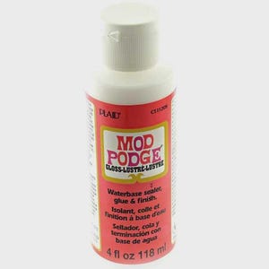 以下が含まれることがあります： 水性シーラー、接着剤、仕上げ剤のMod Podge Gloss Lustre 118mlボトル。ボトルは白で、赤いラベルには白い文字で「Mod Podge Gloss Lustre」と書いてあります。ラベルには、英語、フランス語、スペイン語の指示も記載されています。