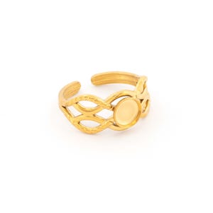 Könnte beinhalten: Ein goldfarbener, verstellbarer Ring mit offenem Design. Der Ring hat eine ovale Fassung in der Mitte und ein gewebtes Muster auf dem Band. Der Ring besteht aus einem glänzenden, metallischen Material.