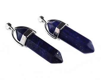 Könnte beinhalten: Zwei silberne Anhänger mit einem dunkelblauen Lapislazuli-Stein in einer spitzen Form.