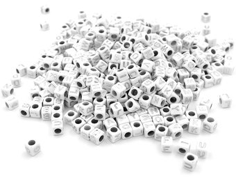 0,01 EUR/pièce. Perles de lettres en forme de cube en acrylique blanc, 500 pièces