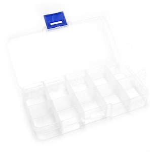 Könnte beinhalten: Eine transparente Aufbewahrungsbox aus Kunststoff mit einem blauen Verschluss. Die Box hat 12 Fächer zur Organisation von kleinen Gegenständen.
