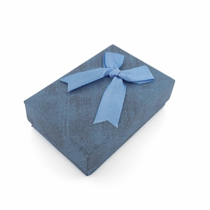 Pode incluir: Uma pequena caixa de presente azul com uma fita de cetim azul amarrada em um laço no topo.