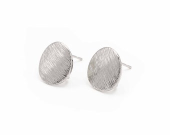 1.55 EUR/piece round stud earrings with delicately structured surface and platinum coating 2 pieces