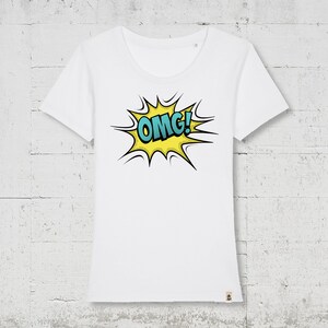 Pode incluir: Camiseta branca com um bal&atilde;o de fala de estilo de banda desenhada amarelo e azul que diz "OMG!"