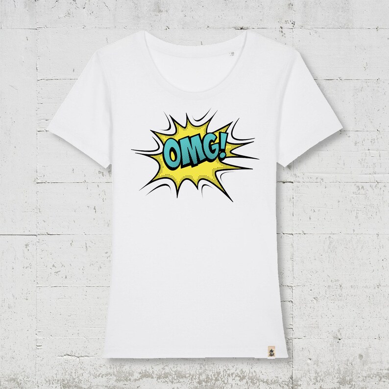 Pode incluir: Camiseta branca com um bal&atilde;o de fala de estilo de banda desenhada amarelo e azul que diz "OMG!"
