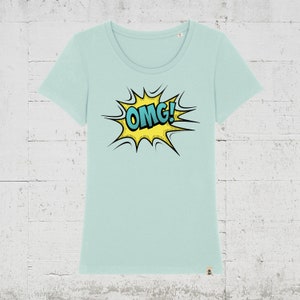 Pode incluir: Uma camiseta azul claro com um gr&aacute;fico de estilo de banda desenhada amarelo e azul que diz "OMG!"