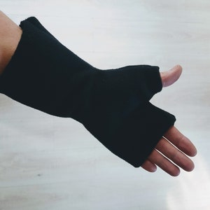 fingerlose Handschuhe aus Wolle mit Kaschmir Armstulpen Pulswärmer Handarbeit Bild 2