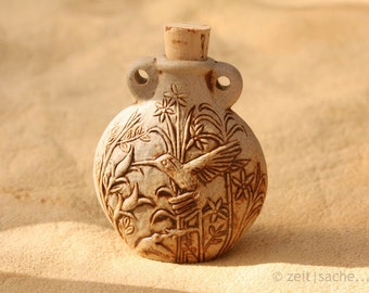 Ab 29.90 Euro: Keramik-Anhänger Kolibris im Blumengarten Flasche aus Keramik Vögel Keramik-Schmuck Naturmotiv Keramikflasche