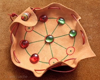 Römische Rundmühle klein antikes Spiel im Lederbeutel Kinderspiel Römer mit Spielsteinen aus Glas rot grün Spielbeutel Mühlespiel