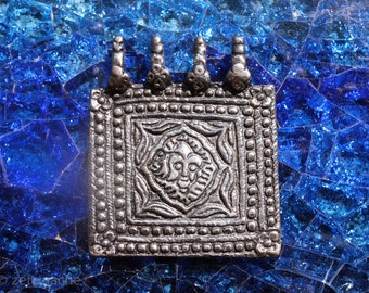 Pendant face in a rectangle ornamental jewelry pendant magic garden silver plated ethnic jewelry North Africa