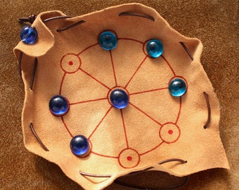 Römische Rundmühle klein antikes Spiel im Lederbeutel Kinderspiel Römer mit Spielsteinen aus Glas blau türkis Spielbeutel Mühlespiel
