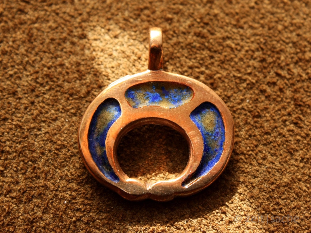 pendant-roman-lunula-from-lahr-made-of-bronze-speckled-blue-enamelled