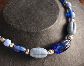 Glasperlenkette antike Perlenfantasie kobaltblau taubenblau handgemachte Melonenperlen Halskette Perlen auf Lederband versilberte Perlen