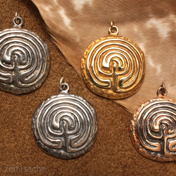 A partir de 29,90 euros : Pendentif Le chemin sinueux de la vie étain laiton bronze Labyrinthe d'Ariane symbole sacré Crète Labyrinthe de Chartres