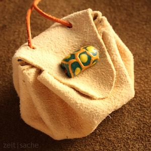 Pequena bolsa de couro natural com contas de vidro africanas verdes para crianças. Bolsa de cordão de camurça para uso no ombro. Bolsa com contas de vidro.