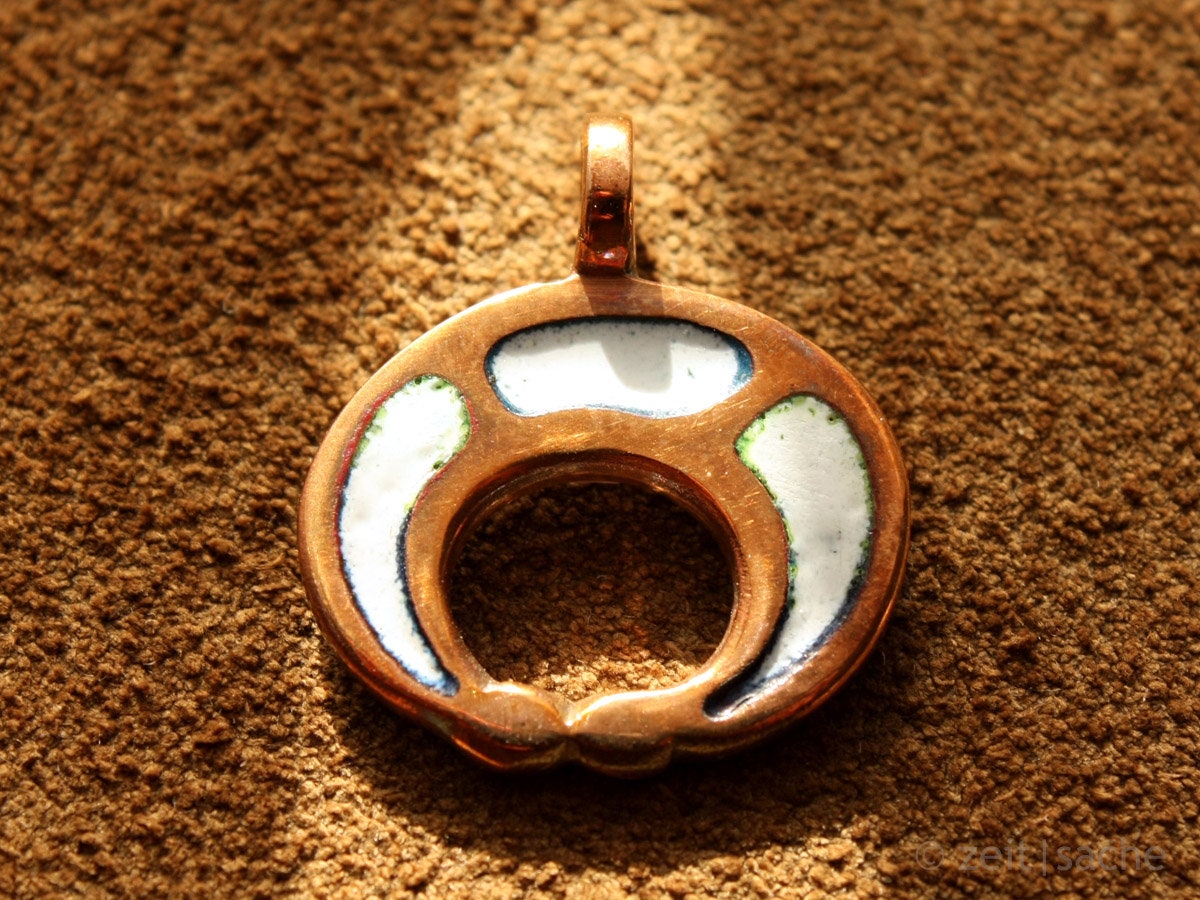 Colgante romano Lunula Lahr de bronce esmaltado blanco, réplica de colgante de luna, amuleto protector antiguo, diosa de la luna, luna creciente.