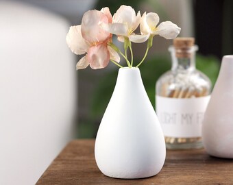 Concrete Teardrop Bud Vase, dried flower, bunny tail, and artificial flower vase Porch decor idea