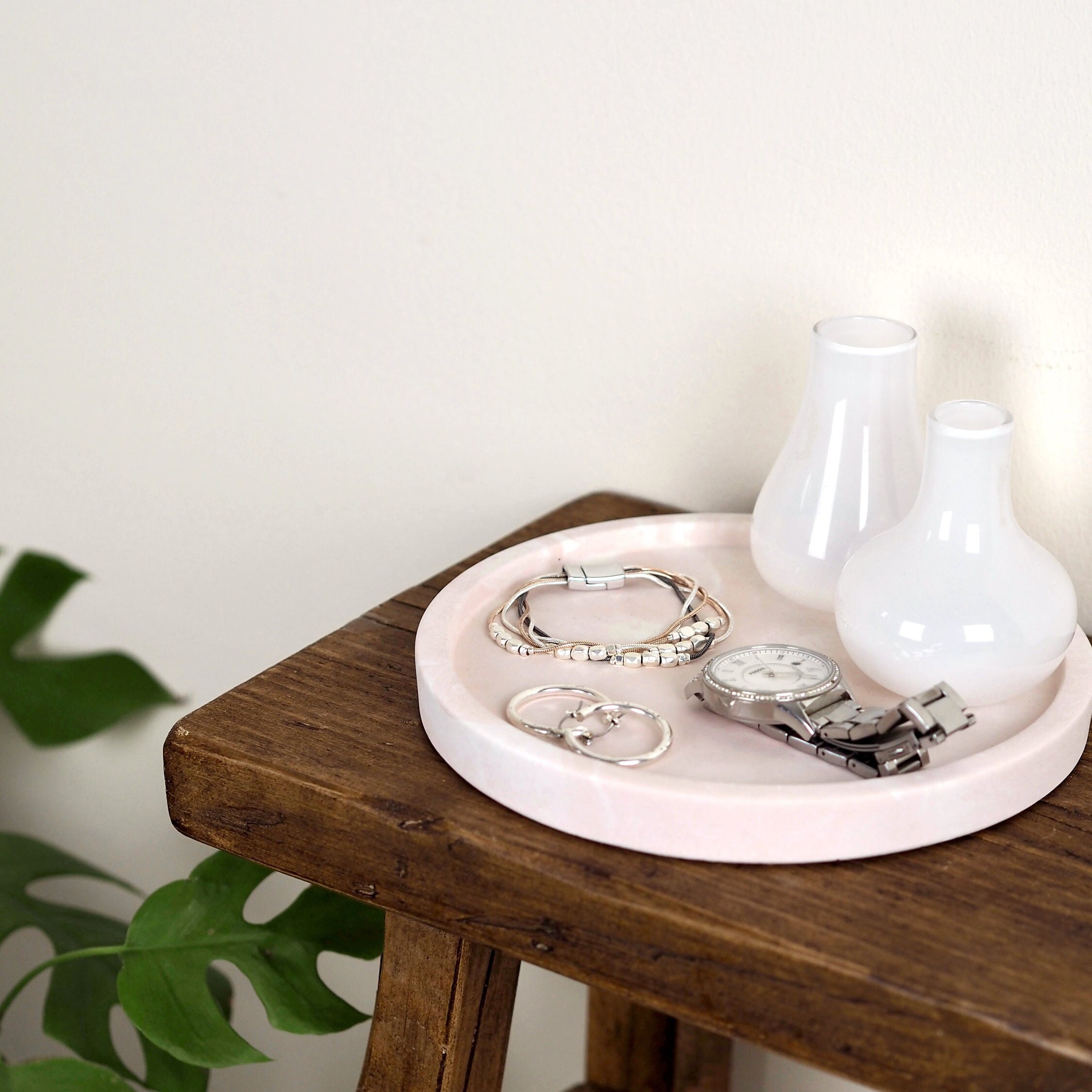 GMFrames Vassoio decorativo rotondo per tavolino da caffè con perline di legno, vassoio da portata rustico per decorazione della cucina della fattoria, organizer per il bagno, bianco