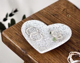 Concrete heart trinket dish, handmade jewelry dish, heart-shaped tray, minimal home decor, white heart trinket, ring dish gift for her