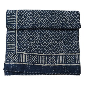 Indigo Kantha Quilt: Handgemachte wendbare Tagesdecke aus Baumwolle, Blockprint