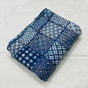 Puede incluir: Tela azul y blanca con estampado de patchwork. La tela es de algodón y tiene una sensación suave y cómoda.