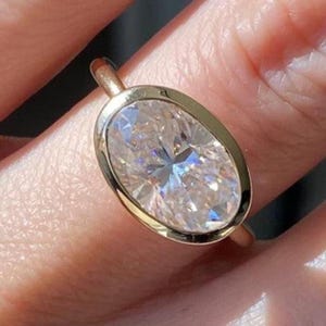 Anillo de compromiso celta de moissanita ovalada de 2,00 quilates / Anillo nupcial con engaste completo / Alianza de boda este-oeste de oro de 14 quilates / Regalo único para ella
