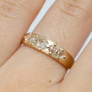 Round Rose Cut Diamond Wedding Band for Engagement Ring, Graduated Moissanite Diamonds, Shared Prong Setting, Anniversary Ring, Gift for Her
