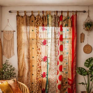 Tenda beige in sari di seta vintage fatta a mano, decorazione per finestre in stile boho patchwork