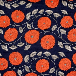 Pode incluir: Um padrão floral azul marinho com grandes flores laranja, folhas e caules cinza prateado. As flores têm centros detalhados, criando um design floral marcante.