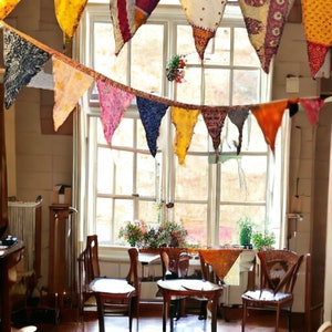 Up-cycled indische handgemachte mehrfarbige Seide Sari gemacht indische alte Seide Sari Bunting Flaggen Gartendekoration Innen- oder Außentür Fenster Bandalwal