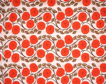 Tessuto in cotone 100% stampato a mano con motivo floreale indiano arancione e bianco, tessuto tagliato su misura, tessuto per tende, cuscini e tessuti per abiti.