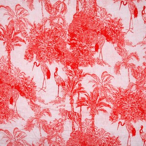 Puede incluir: Tela roja y blanca con un diseño toile de Jouy con palmeras, cebras y grullas. El patrón repetido crea una escena tropical, adecuada para la decoración del hogar o la ropa.