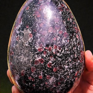 Groot roze robijnspinel-ei: natuurlijk genezend kristaldecor (145 mm)