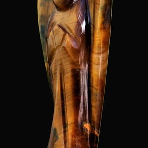 Peut inclure: Une tasse en c&eacute;ramique blanche avec une anse noire et le texte "But First, Coffee" en noir, dans une police manuscrite. La tasse est pos&eacute;e sur une surface blanche.