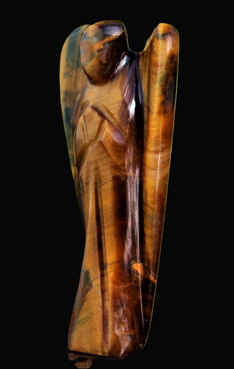 Peut inclure: Une tasse en c&eacute;ramique blanche avec une anse noire et le texte "But First, Coffee" en noir, dans une police manuscrite. La tasse est pos&eacute;e sur une surface blanche.